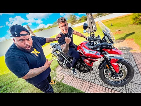 Leia mais sobre o artigo DEIXEI O BOTO E O BRUNO BARRETO PILOTAREM MINHA MOTO! 😱